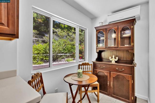 18 Van Tassel Ln, Orinda CA: https://media.crmls.org/mediaz/49c088ae-d776-4dc4-99b4-982de0277410.jpg