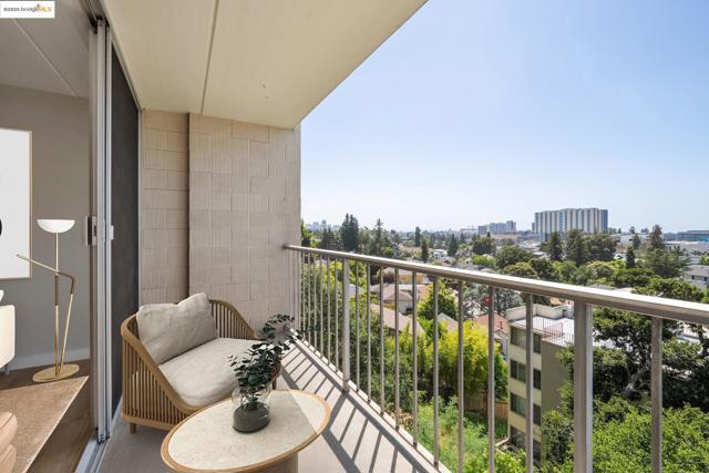 1 Kelton Ct, Oakland CA: https://media.crmls.org/mediaz/49c2d51d-6236-4da1-8e83-d031d664b4e1.jpg