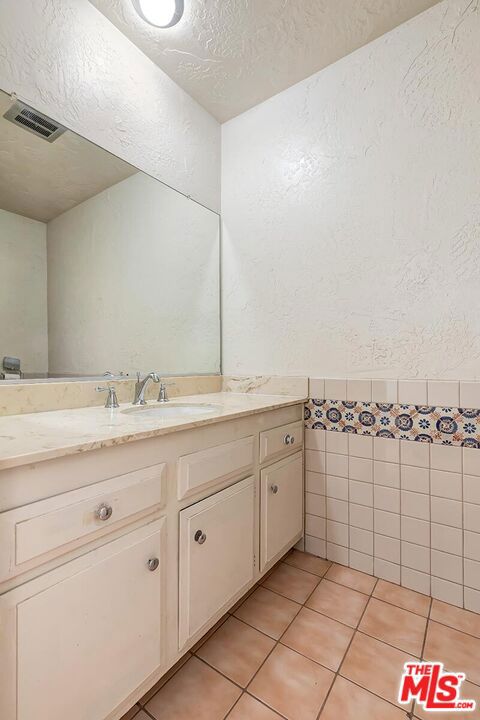 24561 Calvert Street, Woodland Hills CA: https://media.crmls.org/mediaz/49c2e105-e28f-48f1-882e-80ca70057e81.jpg