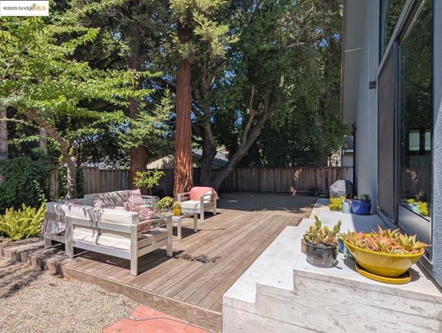 206 Donohoe ST, East Palo Alto CA: https://media.crmls.org/mediaz/49c321f2-00bd-45f0-9a07-4b15ff6d3e80.jpg