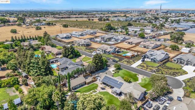 2960 Almondwood Pl, Oakley CA: https://media.crmls.org/mediaz/49c55afc-1602-4a98-a3b6-a0d25f2a1ae6.jpg