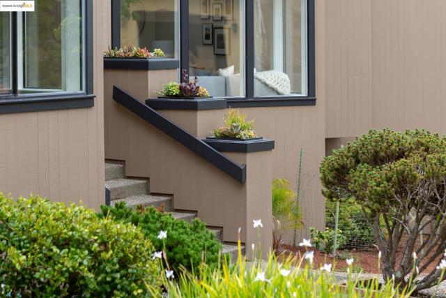 6475 Swainland Rd, Oakland CA: https://media.crmls.org/mediaz/49c57535-9fed-456b-8c2b-d7cb33b88bfc.jpg