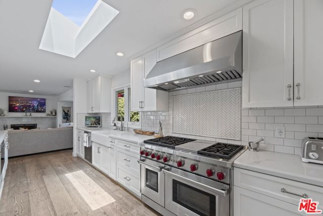 207 10th Street, Santa Monica CA: https://media.crmls.org/mediaz/49c5a6bb-7674-4ce5-a492-7d4a728d844c.jpg
