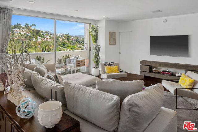 7250 Franklin Avenue, Los Angeles CA: https://media.crmls.org/mediaz/49c5d169-48a5-49bc-a5a9-98b6b166faf0.jpg