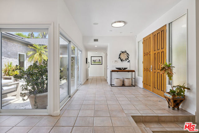 18141 Green Meadow Drive, Encino CA: https://media.crmls.org/mediaz/49c75fdc-1f93-4ed9-870a-c1d0130e7364.jpg