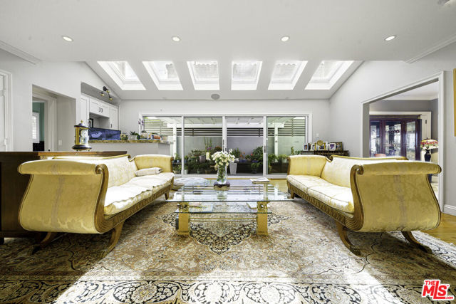 950 S Longwood Avenue, Los Angeles CA: https://media.crmls.org/mediaz/49c7d885-7e49-454c-8d22-d4846c5f0f1c.jpg