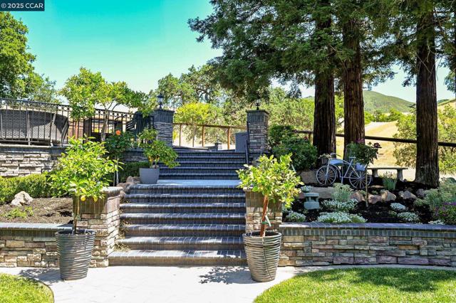 1883 Piedras Cir, Alamo CA: https://media.crmls.org/mediaz/49ca81e9-0128-4e8c-a4df-15ad586dc417.jpg