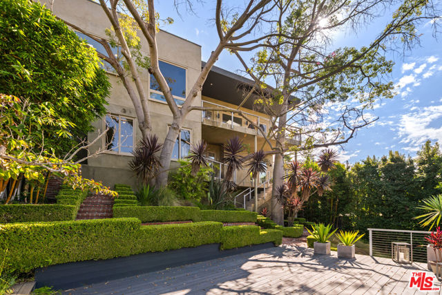 1415 Summitridge Drive, Beverly Hills CA: https://media.crmls.org/mediaz/49cacdd5-d264-4a5d-b1c3-428dae309436.jpg