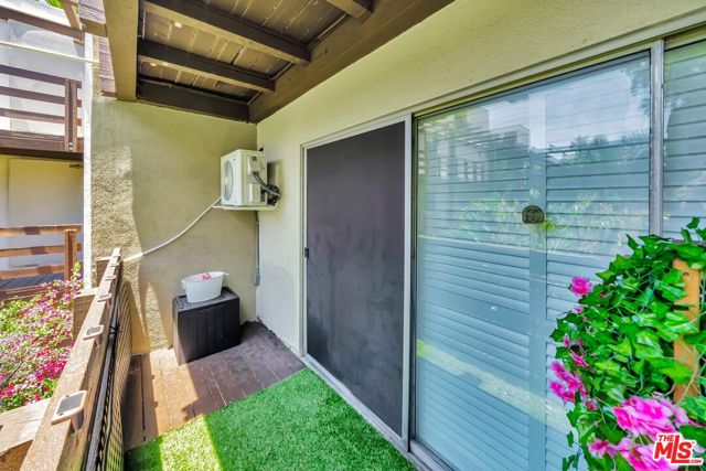 320 S Ardmore Avenue, Los Angeles CA: https://media.crmls.org/mediaz/49cc70a4-1612-457e-baec-24e0a4686005.jpg