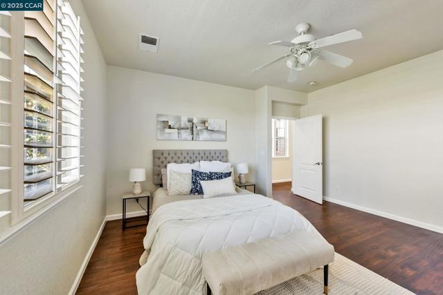 237 Dutra Vernaci Dr, Union City CA: https://media.crmls.org/mediaz/49ccbdfd-62f7-4950-a0a5-15b9271bab16.jpg