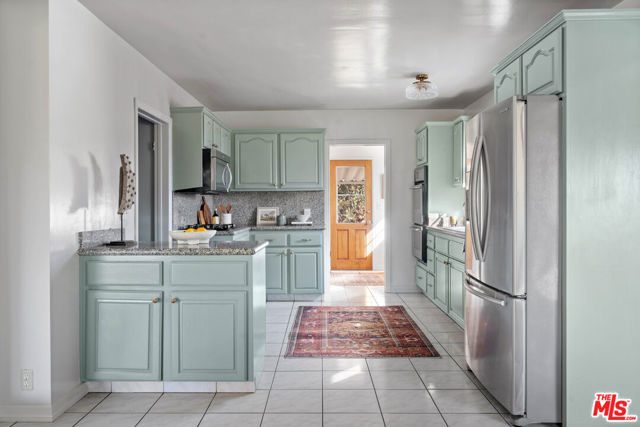 4242 Grand View Boulevard, Los Angeles CA: https://media.crmls.org/mediaz/49cd404e-de5e-4ae5-97c2-24bb29a4b65b.jpg