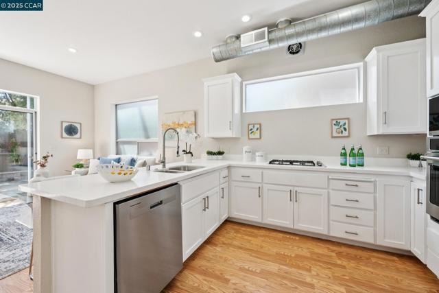 1017 45Th St, Emeryville CA: https://media.crmls.org/mediaz/49ceca7d-a849-4456-9947-00d29b8708be.jpg