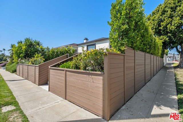 4401 W 58th Place, Los Angeles CA: https://media.crmls.org/mediaz/49cf5e9b-da45-4428-b67d-631cef45a2b6.jpg