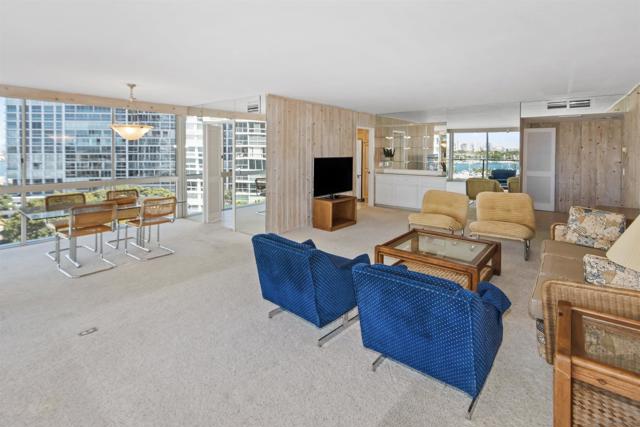 1780 Avenida Del Mundo, Coronado CA: https://media.crmls.org/mediaz/49d0b62c-46dc-4df6-a119-35f3b72d2d1a.jpg