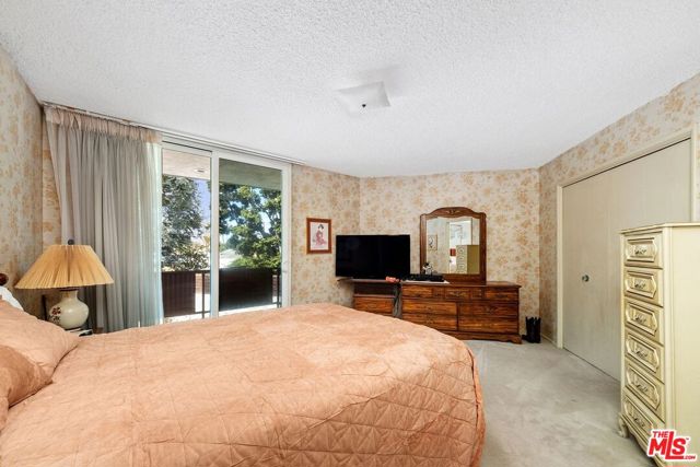 6505 S Halm Avenue, Los Angeles CA: https://media.crmls.org/mediaz/49d1bc77-9a3e-49f6-8f08-db2403bed271.jpg