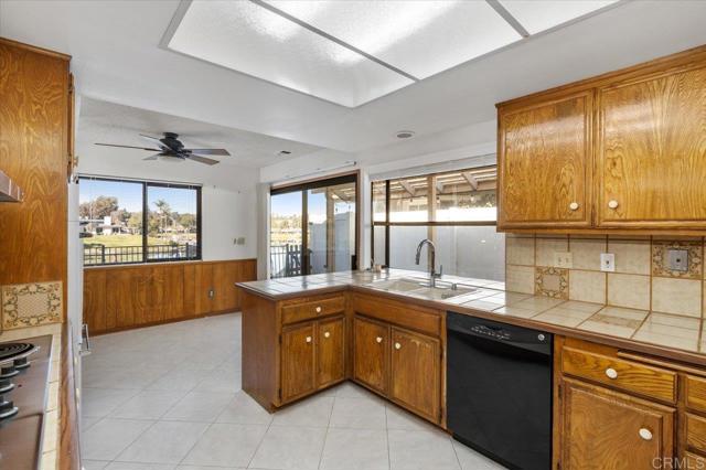 Detail Gallery Image 8 of 27 For 1610 via La Plaza, San Marcos,  CA 92078 - 3 Beds | 3 Baths