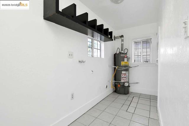 5540 E 17Th St, Oakland CA: https://media.crmls.org/mediaz/49d450d2-b4d7-440b-9414-10ba93654fe1.jpg