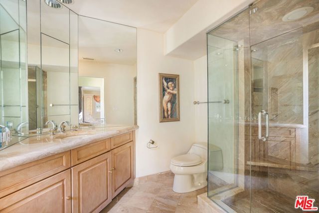10820 Ambazac Way, Los Angeles CA: https://media.crmls.org/mediaz/49d4f2cf-61f1-404d-95f9-029381c19d72.jpg