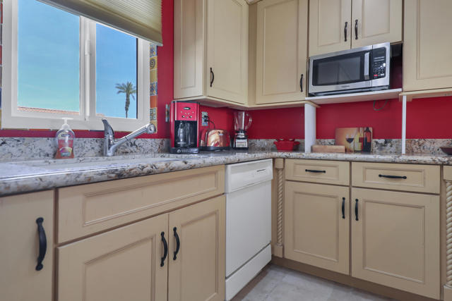41531 Peach Tree Court, Palm Desert CA: https://media.crmls.org/mediaz/49d521da-bf33-4b19-97cc-c9f37dd54819.jpg