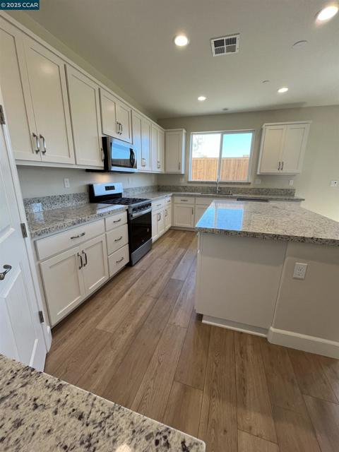 1614 Ashwood Drive, Pittsburg CA: https://media.crmls.org/mediaz/49d5ee6d-3b00-460f-8f49-d0c60c858751.jpg