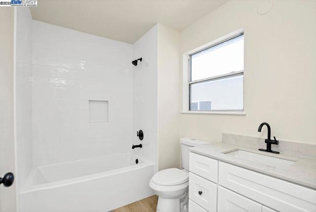 3251 Hyde St, Oakland CA: https://media.crmls.org/mediaz/49d64184-e94c-4136-a25c-75f6ae8bb947.jpg