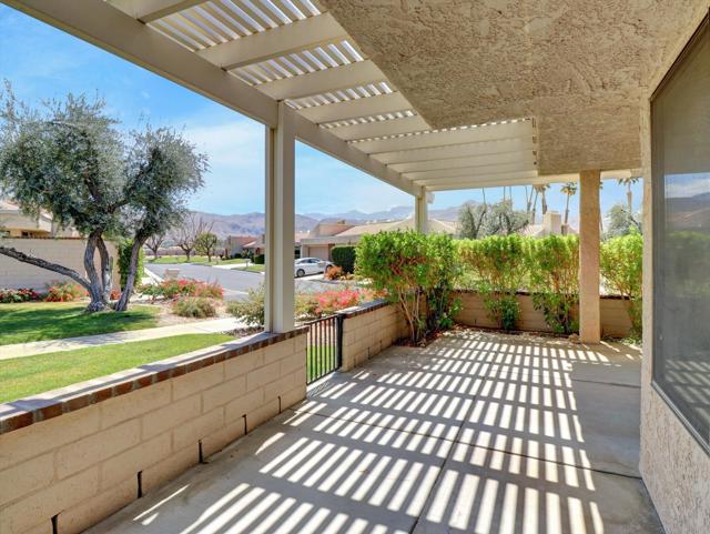 35738 Calle Montigo, Cathedral City CA: https://media.crmls.org/mediaz/49d64eb0-1f6d-4825-be32-b6875ea20fa8.jpg