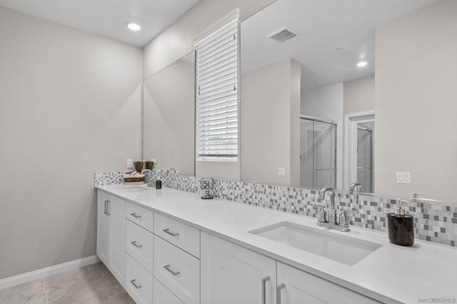 2098 Bluestone Cir, Chula Vista CA: https://media.crmls.org/mediaz/49d65a36-0ee7-49c6-b300-48bc8479d087.jpg