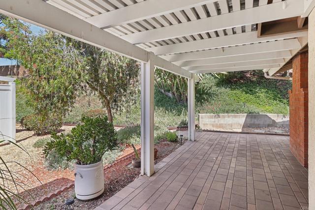 1783 Calle Del Arroyo, San Marcos CA: https://media.crmls.org/mediaz/49d68470-6436-41bb-9f59-cd6b44ed3a39.jpg