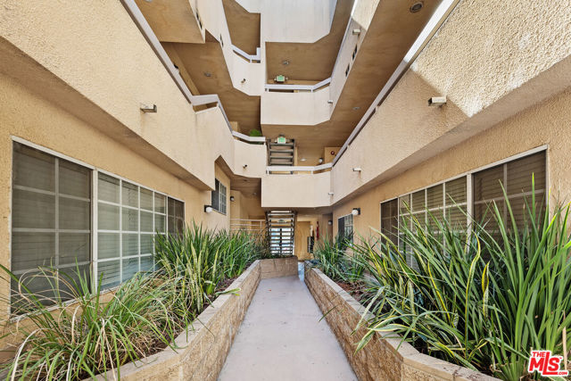 333 W Alameda Avenue, Burbank CA: https://media.crmls.org/mediaz/49d705a9-53e7-465d-87bb-9c7fb8c0bab3.jpg