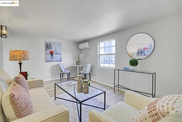 319 S 37Th St, Richmond CA: https://media.crmls.org/mediaz/49d83fa2-eb3d-481e-893f-1dcd6cc6d6c8.jpg