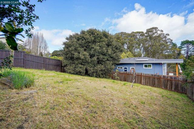 742 La Paloma Rd, El Sobrante CA: https://media.crmls.org/mediaz/49d92c01-ca05-4398-88a8-19bd82567109.jpg
