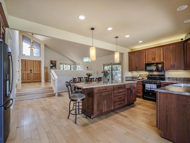 14 Sageland Court, Scotts Valley CA: https://media.crmls.org/mediaz/49d96c07-131b-4ad2-abe1-9270f8ef8856.jpg