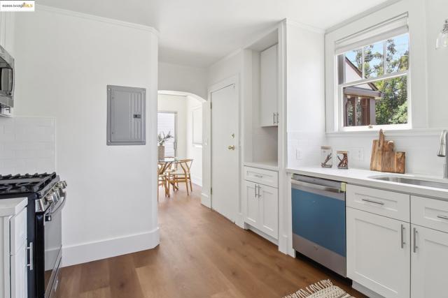 2900 Sheffield Ave, Oakland CA: https://media.crmls.org/mediaz/49da13ec-1cde-45c6-b08e-8c1f4f055cd0.jpg