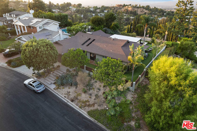 3235 Steven Drive, Encino CA: https://media.crmls.org/mediaz/49db8d82-a60b-463d-8582-b9a96c350997.jpg