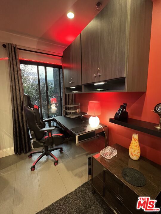 950 N Kings Road, West Hollywood CA: https://media.crmls.org/mediaz/49db972d-6107-4387-ac24-c6ec78466929.jpg