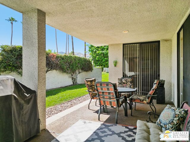 1445 Via Isla, Palm Springs CA: https://media.crmls.org/mediaz/49dc4c18-3d99-4a75-b473-eb22decf51e1.jpg