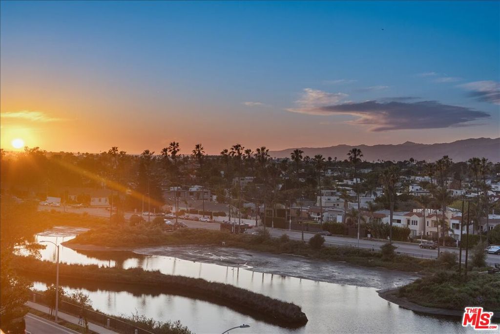 https://media.crmls.org/mediaz/49dd99c2-7580-4386-afc2-d04157d2b704.jpg?preset=X-Large