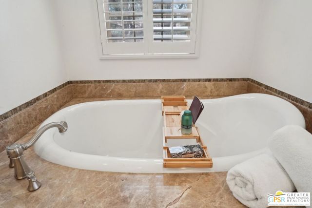 1070 Bella Vista, Palm Springs CA: https://media.crmls.org/mediaz/49ddd2c0-0be0-40d2-9d42-0c8360330818.jpg