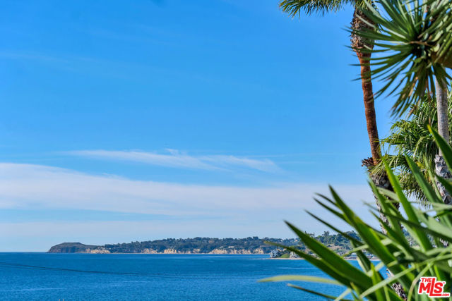 25423 Malibu Road, Malibu CA: https://media.crmls.org/mediaz/49ddd440-c388-4a2c-aa18-d8435bb4392f.jpg