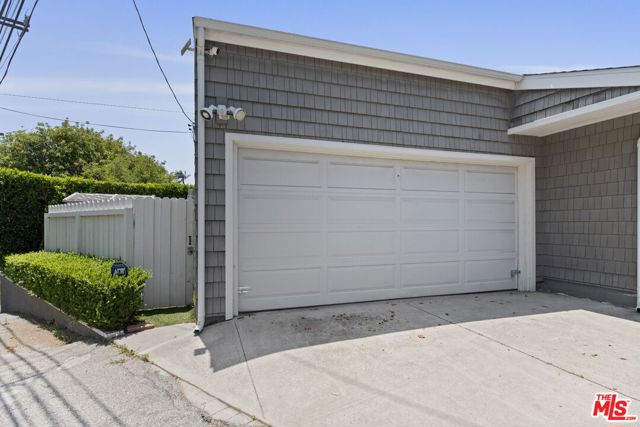 207 10th Street, Santa Monica CA: https://media.crmls.org/mediaz/49de2ded-3873-4dc4-913f-328c2a7885c3.jpg