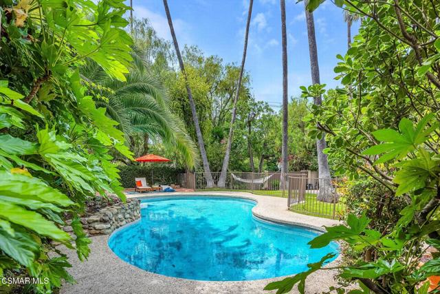 4456 Hayvenhurst Avenue, Encino CA: https://media.crmls.org/mediaz/49deb319-3892-403e-aac0-26e68566ca70.jpg