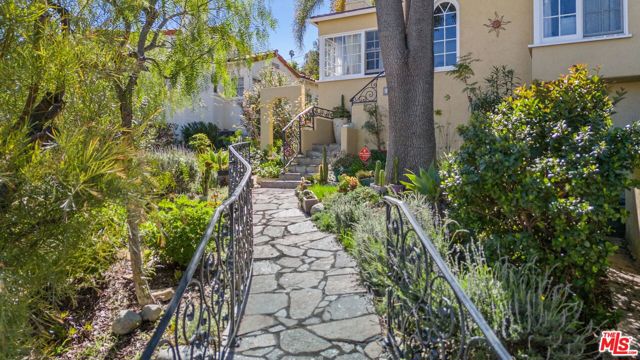 11316 Sunshine Terrace, Studio City CA: https://media.crmls.org/mediaz/49e03f9e-6650-4948-9393-050de98eb60f.jpg