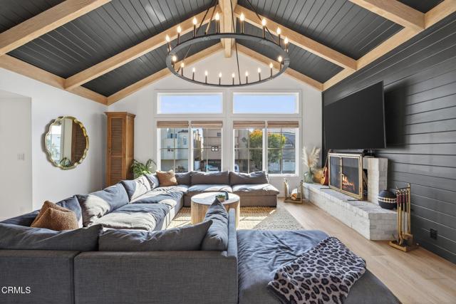 3256 Ocean Drive, Oxnard CA: https://media.crmls.org/mediaz/49e06be0-fcea-45b7-80b2-7ce39df62aa2.jpg