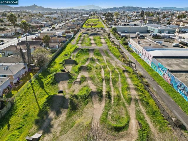 1627 Livingston Ln, Richmond CA: https://media.crmls.org/mediaz/49e0bbac-662b-4212-ab02-88720c9110d6.jpg
