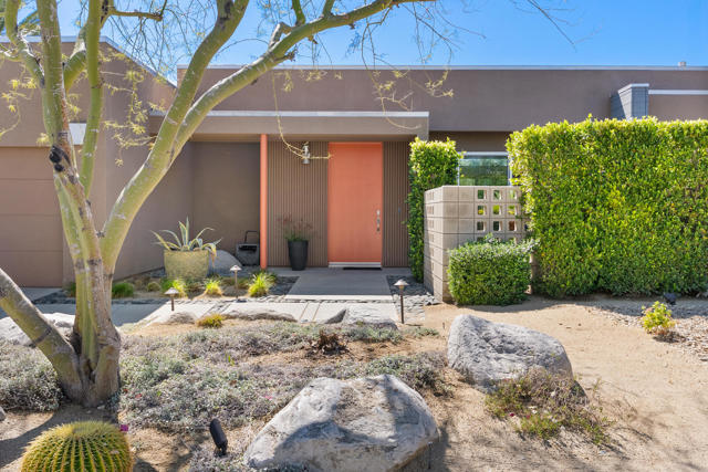 1069 Azure Court, Palm Springs CA: https://media.crmls.org/mediaz/49e11239-42ad-4127-94d6-b9c98dc67451.jpg