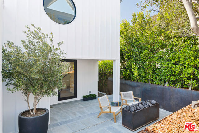 31866 Seafield Drive, Malibu CA: https://media.crmls.org/mediaz/49e29383-6ff1-415e-ad7b-b392b2e18711.jpg