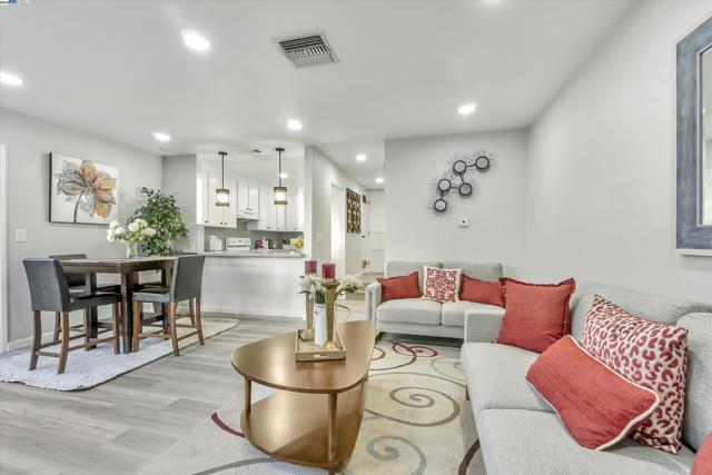 1896 San Vincente Dr, Concord CA: https://media.crmls.org/mediaz/49e2fbb2-fc26-4a3f-9c1b-297664995650.jpg
