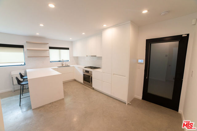 14 Brooks Avenue, Venice CA: https://media.crmls.org/mediaz/49e3a7cc-5ba2-4dfc-8a0e-e168eaffaa6a.jpg