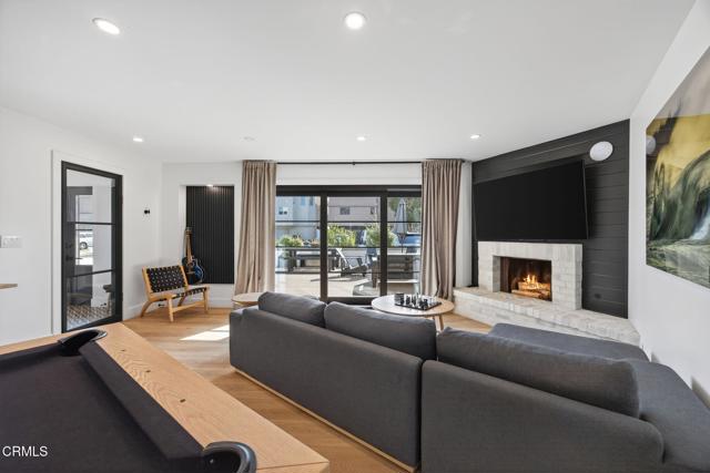 3256 Ocean Drive, Oxnard CA: https://media.crmls.org/mediaz/49e3acd2-116c-4c8d-878e-760f843e0bfb.jpg