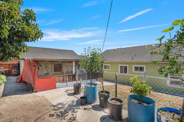 928 Lincoln Street, Watsonville CA: https://media.crmls.org/mediaz/49e3cf04-c92f-4cd8-9fa5-81f4bf2e3f53.jpg